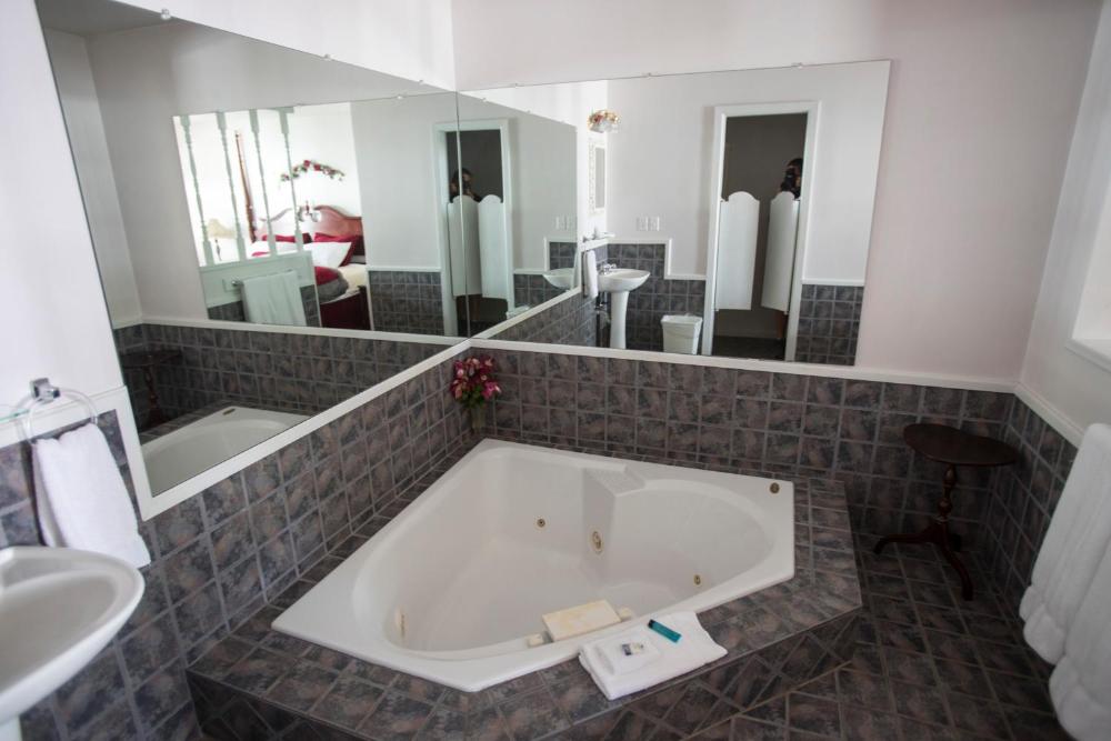 Double Room with Spa Bath interior